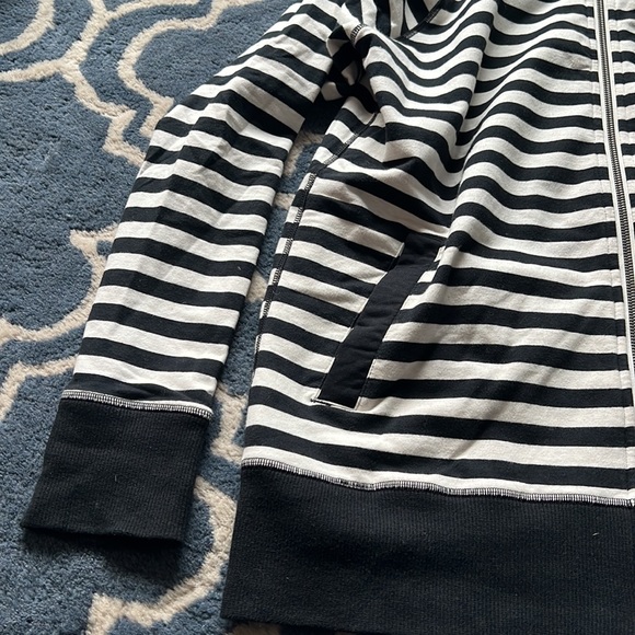 Lulu Lemon sweatshirt - Picture 3 of 9